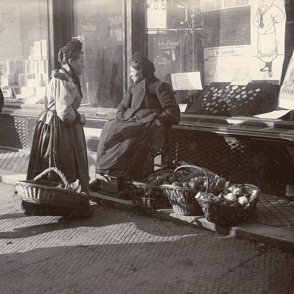 Sinaasappel- en visvrouw, 1909. Foto: P.B. Kramer, Groninger Archieven