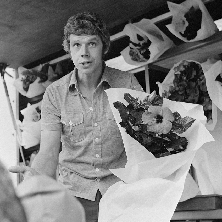 Wie is deze marktcabaretier? Vraag Groninger Geschiedenis Quiz 2021. Persfotobureau D. van der Veen, Groninger Archieven