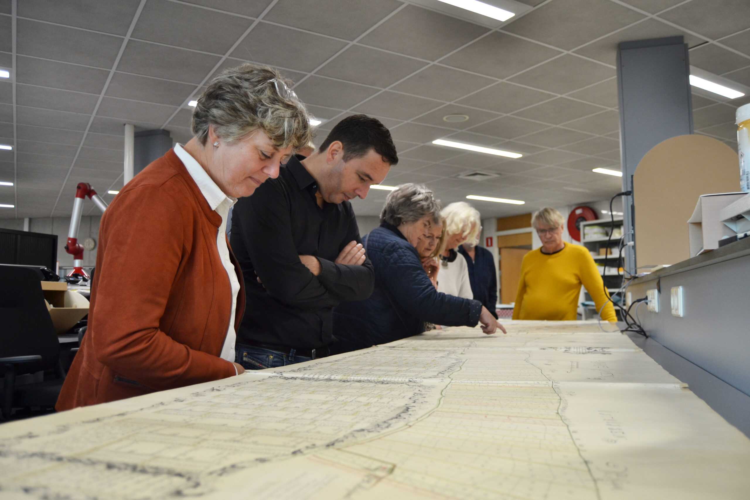 Bezoekers bekijken oude kaart tijdens Dag van de Groninger Geschiedenis 2021.