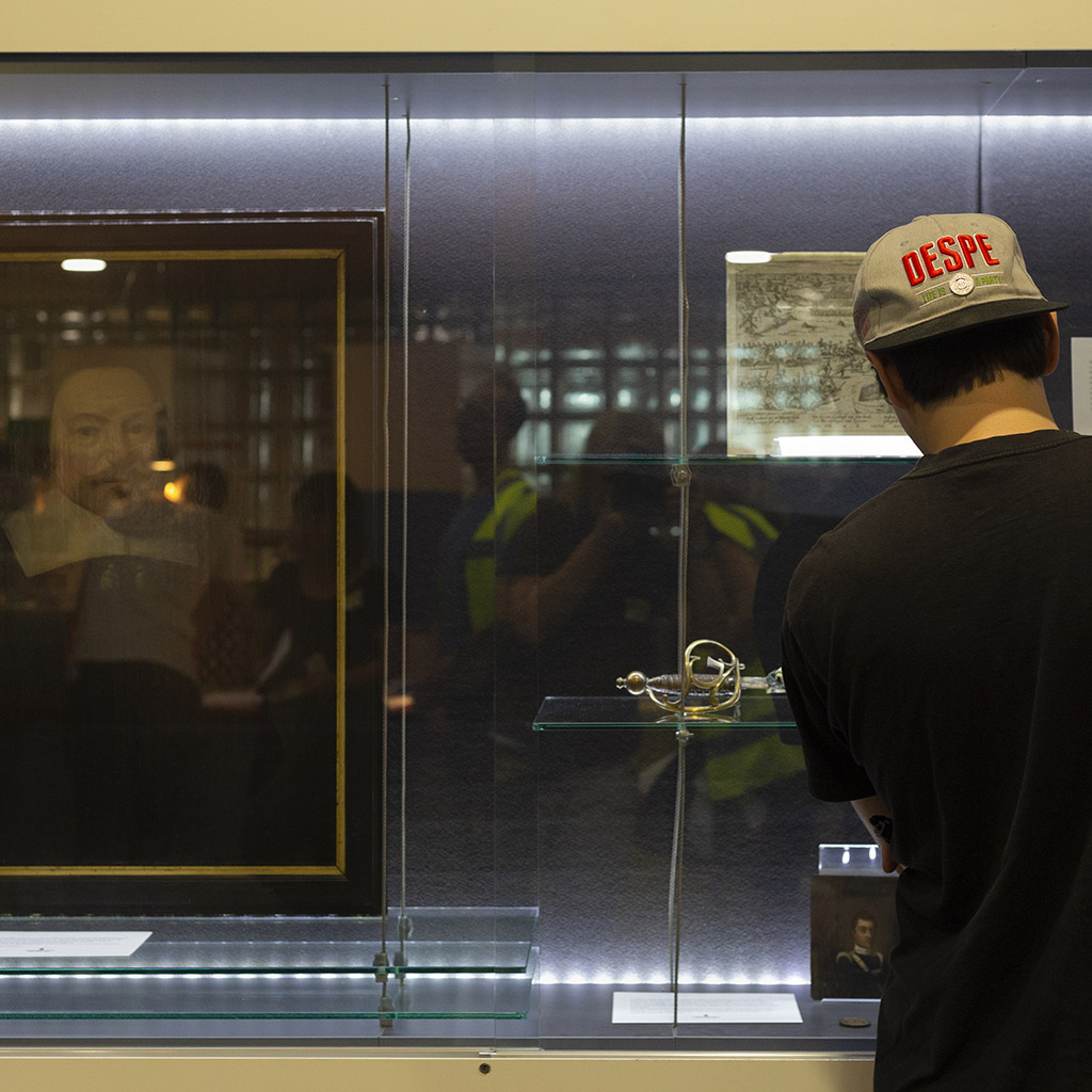 Vitrine in hal Groninger Archieven.